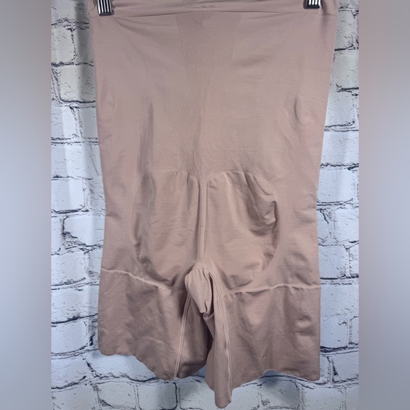 SPANXsculpt™ OnCore High-Waisted Mid-Thigh Short - Picture 4 of 8